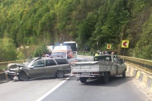 Valea Oltului blocată de un accident cu trei maşini