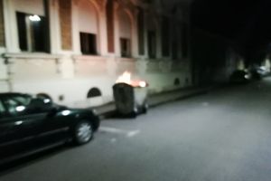 Hobby-ul unui arădean: Să dea FOC la containerele de gunoi! Distracţia s-a terminat când a fost prins de poliţişti