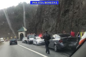 UPDATE FOTO Valea Oltului blocată de un accident cu trei maşini