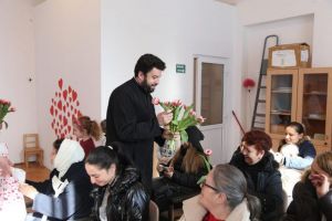 FOTO Sibiencele asistate social, daruri de 8 martie din partea Arhiepiscopiei Sibiului