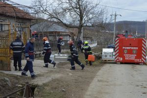 FOTO. Intervenţie de urgenţă în judeţ. Alunecare de teren, incendiu şi persoane evacuate (exerciţiu)