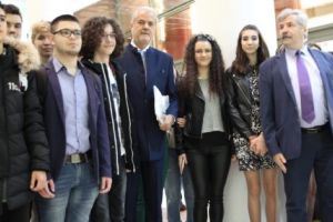 Adrian Năstase şi liceenii din „Brătianu”