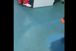 Un nou abuz la Spitalul de Pediatrie din Ploiesti. Mama si copil pusi sa astepte 4 ore, cat doctorita a dormit!