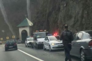Accident rutier în lanţ pe Valea Oltului. Patru copii au fost grav răniţi