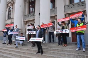 O mână de actori orădeni au protestat pe treptele Teatrului Regina Maria împotriva subordonării Justiţiei de către PSD
