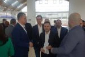 Din seria bazinelor inaugurate, dar de nefolosit. Bazin de polo, teren de contre politice între primarul Falcă şi ministrul Suciu