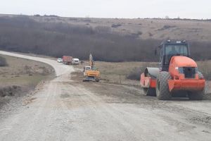 Un drum judeţean de piatră din Timiş va fi asfaltat