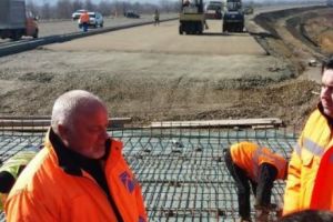 Ministrul Transporturilor, Răzvan Cuc, pune piciorul în prag. Reziliază contractele cu investitorii privaţi şi înfiinţează firme în CNAIR pentru finalizarea construcţiilor de drumuri