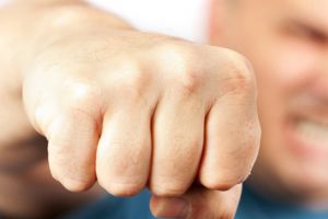 Poliţiştii braşoveni au reţinut un tânăr bănuit de săvârşirea mai multor infracţiuni