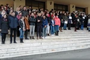 Proteste pe toate planurile: la Vâlcea pentru sibieni şi pe treptele ULBS pentru români. Știrile zilei de joi la Sibiu