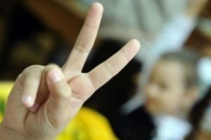 „Mită” de 8 Martie în şcoli. O mamă trage un semnal de alarmă: „Mulţi se simt obligaţi să dea, de teamă că vor fi nedreptăţiţi copiii lor”