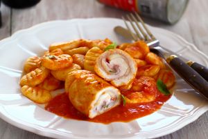Involtini de pui – rulouri din piept de pui cu brânză şi şuncă