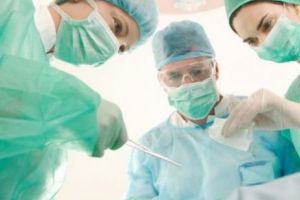 Veşti dureroase din showbiz! Un celebru designer vestimentar, supus de urgenţă unei operaţii complicate. În ce stare se află acum