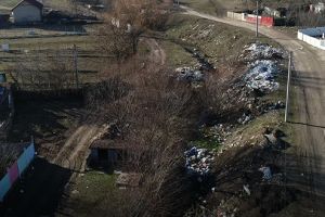 Vorbele curg, gunoaiele de la Bejan sporesc (Galerie foto/video)