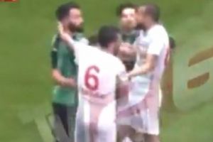 Scene şocante pe teren! Și-a tăiat adversarii cu lama. Spectatorii, în stare de şoc - VIDEO