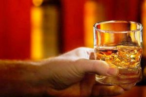 Reţinut după ce a furat o sticlă de whisky