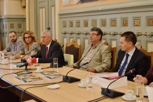Preşedintele Consiliului Judeţean (CJ) Dolj, Ion Prioteasa, a primit miercuri, la Palatul Administrativ, vizita poeţilor participanţi la Festivalul Mondial de Poezie „Mihai Eminescu“