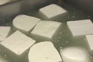 Un cioban din Marpod face Telemea de Sibiu din laptele oilor aduse din Franţa