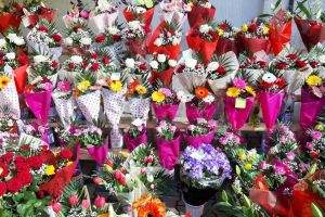 Opt martie, ziua mitei oficializate? Ce fel de daruri se oferă în şcolile de la noi