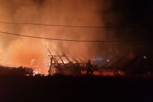 FOTO Locuinţă mistuită de flăcări la Sălişte – Două ore s-au luptat pompierii să stingă incendiul