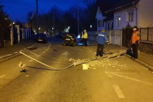 FOTO Tânăr mort de beat a intrat cu maşina în altele trei parcate şi un stâlp, pe Octavian Goga