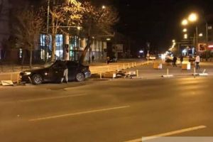 Un şofer a rupt mai mulţi stâlpişori şi ghivece, în zona Toamnei