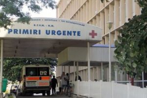 Un medic stomatolog se zbate între viaţă şi moarte. Are şanse minime de supravieţuire. Medicii depun eforturi  să-l salveze