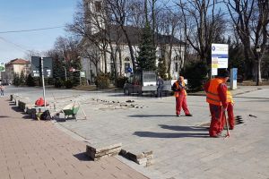 Accesul maşinilor, interzis pe zona pavată din faţa Palatului Administrativ