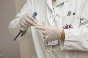Colegiul Medicilor: ”Medicina de laborator şi microbiologia medicală se practică numai de către medici specialişti/ primari de specialitate”