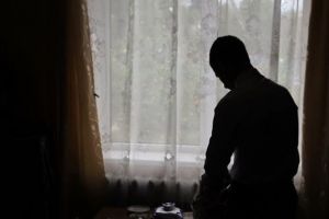 Bărbat agresiv cu soţia şi cei trei copii, în comuna Ditrău