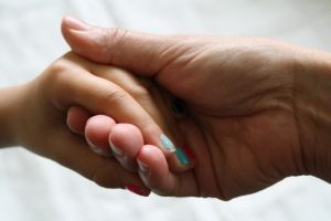 O mamă şi-a salvat fiica, donându-i un rinichi