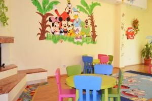 Este jignitor! O educatoare a folosit un limbaj agresiv la adresa unor copii: „Alexia, ce dracu’ cauţi aici, că-ţi dau vreo două, nesimţito! Ia de-aici!”