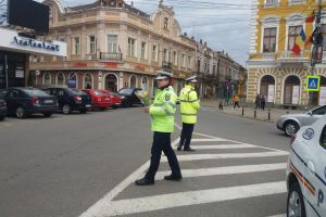 FOTOGALERIE. Flori de 8 Martie pentru şoferiţe, din partea poliţiştilor sătmăreni