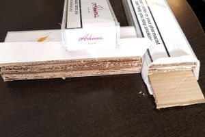 Constanta: Comerciantii ambulanti vand cartoane in loc de tigari