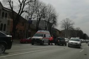 CARAMBOL pe Calea Victoriei! O şoferiţă a provocat un accident chiar de 8 Martie