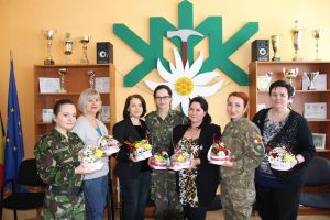 Femeile militar din Harghita au primit în dar aranjamente florale