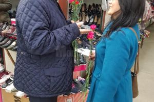 Flori împărţite de primarul Sucevei doamnelor şi domnişoarelor, de 8 Martie