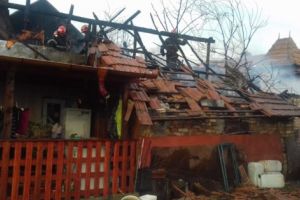 Trei case în flăcări la Mioveni