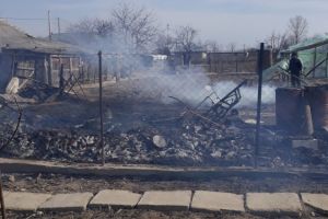 Gospodarie, cuprinsa de flacari. Incendiul s-a extins si la vecini (galerie foto)