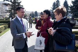 Bogdan Toader a oferit martisoare femeilor, in fata Palatului Administrativ. Fanfara Prahovei, un dar muzical de exceptie!