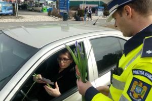 Zeci de femei au primit flori de 8 Martie din partea poliţiştilor