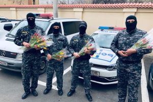 FOTO. De Ziua Femeii, mascaţii au descins cu flori