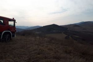 UPDATE / Pompierii intervin pentru stingerea unui INCENDIU de vegetatie uscată la Gârbova