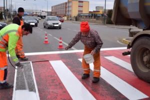 FOTO: Se reînnoiesc marcajele rutiere pe strada Gheorghe Doja!