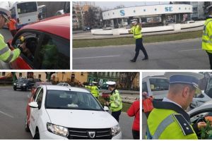 Flori de Ziua Femeii pentru şoferiţele care au avut drum prin intersecţia de la Punctele Cardinale