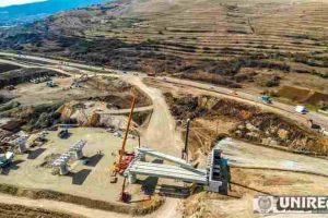 VIDEO: Autostrada A10 Sebeş-Turda, din nou la “ora macaralelor”: A început montarea grinzilor în nodul rutier Alba Iulia Nord şi la drumul care duce spre fabrica Florea