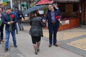 FOTO. PSD Satu Mare a oferit flori doamnelor şi domnişoarelor, cu ocazia zilei de 8 Martie