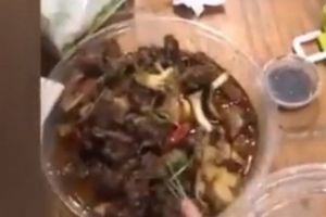 Dezgustător! Clipul care a şocat internetul. Ce a găsit în mâncarea comandată online. Atenţie, imagini şocante