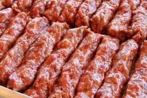 O tonă de carne de mici produsă în Mureş, infestată cu salmonella!