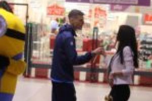 „Încălzire” cu flori pentru doamne şi domnişoare. Jucătorii de la ACS Poli pregătesc meciul cu UTA